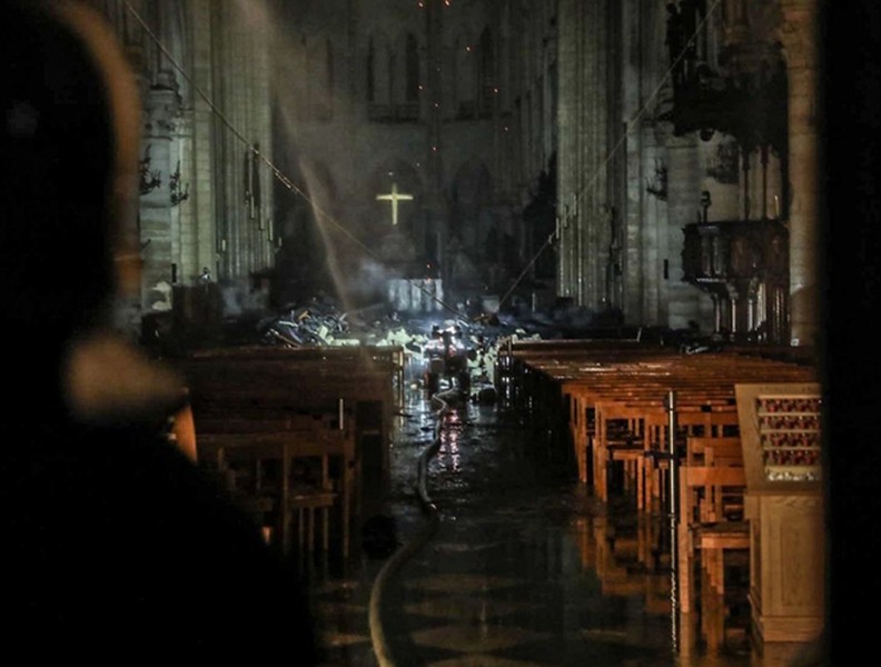 [ẢNH] Cảnh tượng đối lập bên trong nhà thờ Đức Bà Paris trước và sau vụ cháy