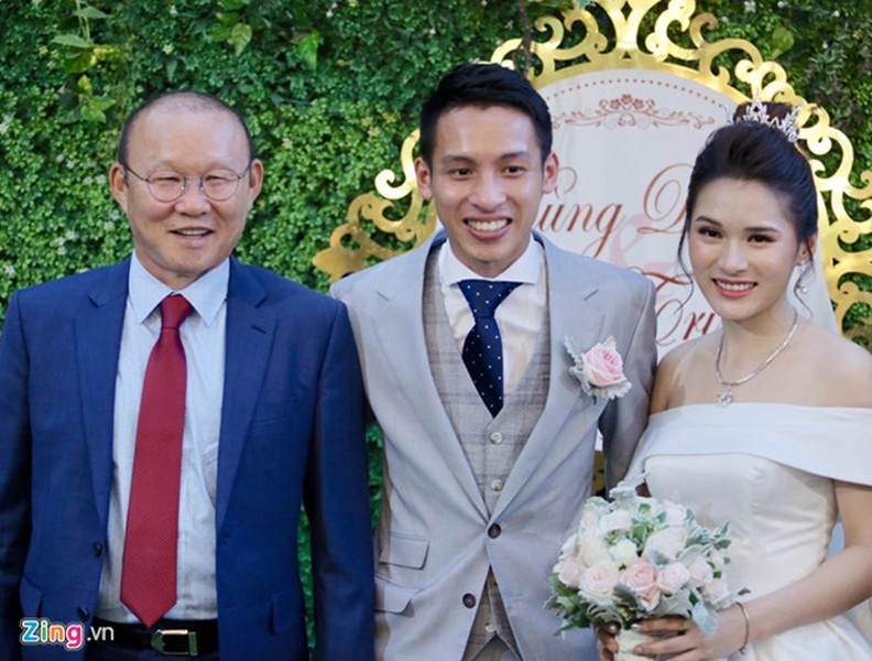 Dàn soái ca áo trắng tuyển Việt Nam gây sốt khi đi dự đám cưới cầu thủ Hùng Dũng