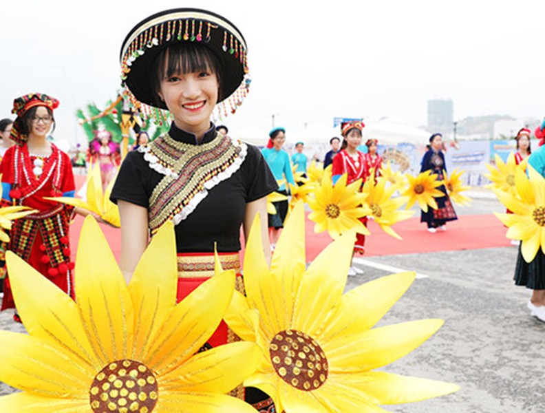 [ẢNH] Vũ điệu đường phố nóng bỏng khuấy động Carnaval Hạ Long 2019