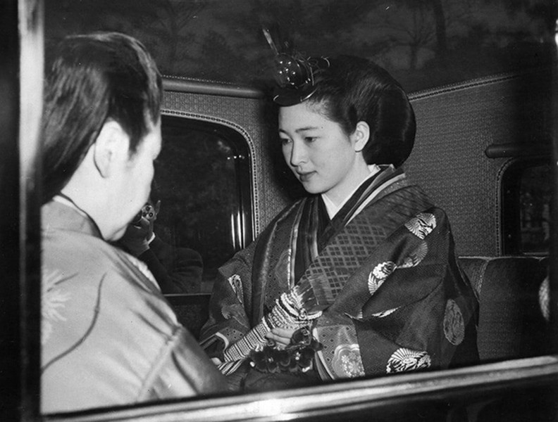 [ẢNH] Lãng mạn chuyện tình trên sân tennis giữa Thái thượng hoàng Akihito và Thái thượng Hoàng hậu Michiko