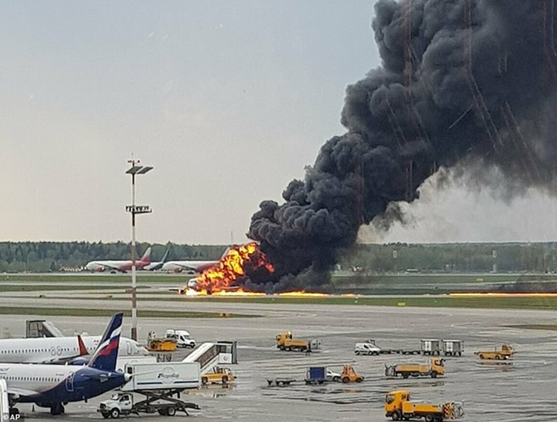 Hiện trường máy bay Superjet bốc cháy ở Moscow, ít nhất 41 người thiệt mạng