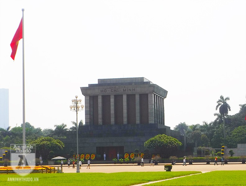 [Ảnh] Dù nắng nóng, hàng nghìn người vẫn đến viếng Lăng Chủ tịch Hồ Chí Minh