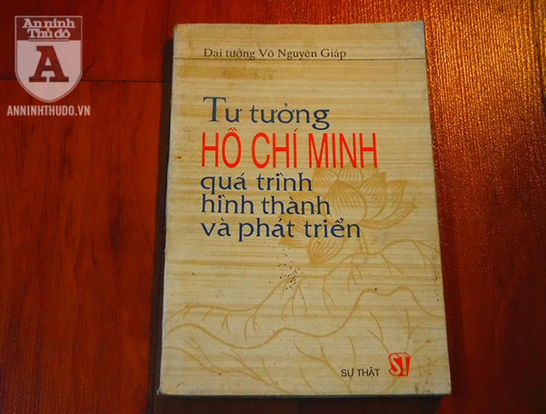 [Ảnh] Chiêm ngưỡng những ấn bản đầu tiên của các tác gia Việt Nam viết về Chủ tịch Hồ Chí Minh