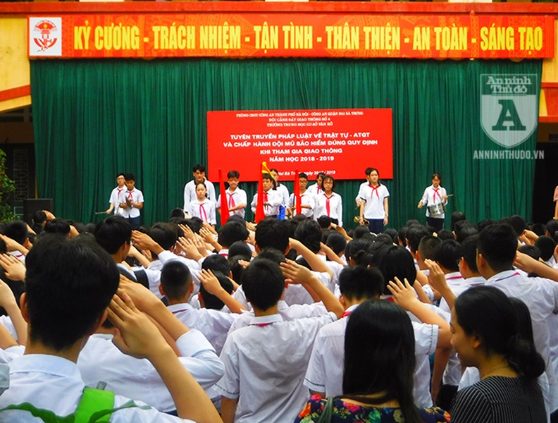 [Ảnh] Tuyên truyền ATGT cho hơn 500 học sinh, CAQ Hai Bà Trưng trao tặng hơn 100 mũ bảo hiểm