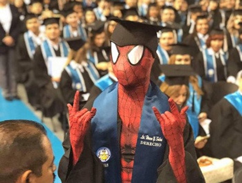 [ẢNH] Những màn hoá thân hài hước của sinh viên nước ngoài trong lễ tốt nghiệp