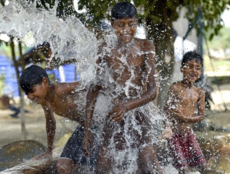 Người dân Ấn Độ vật vã chống chọi với nắng nóng gần 50 độ C