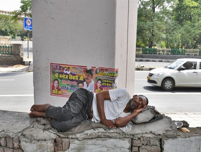 Người dân Ấn Độ vật vã chống chọi với nắng nóng gần 50 độ C