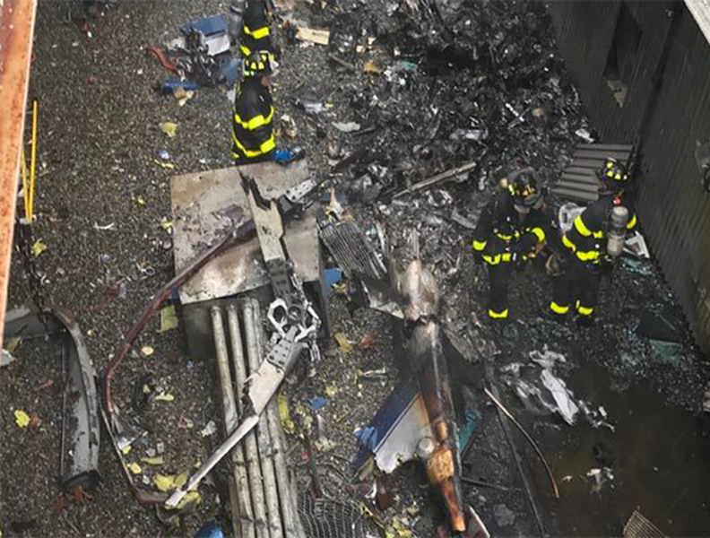 Hiện trường vụ trực thăng đâm xuống nóc tòa nhà cao tầng ở New York, Mỹ