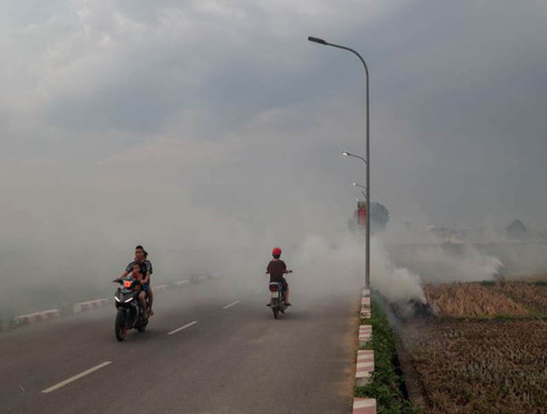 Tái diễn thực trạng đốt rơm rạ tràn lan, khói mù mịt ở ngoại thành Hà Nội
