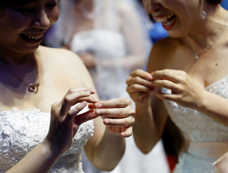 [Ảnh] Xúc động đám cưới đồng giới đầu tiên của hơn 500 cặp đôi Đài Loan
