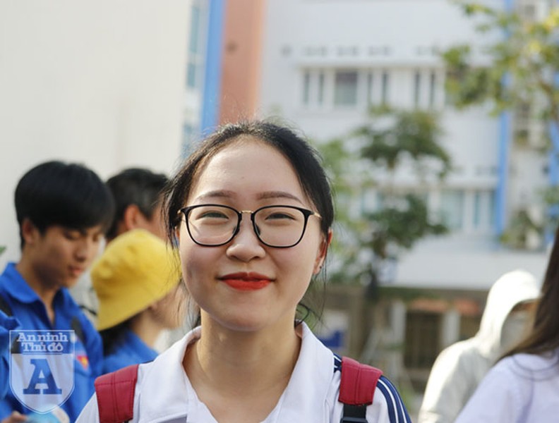 Nữ sinh Hà thành rạng rỡ sau khi hoàn thành kì thi THPT Quốc gia 2019
