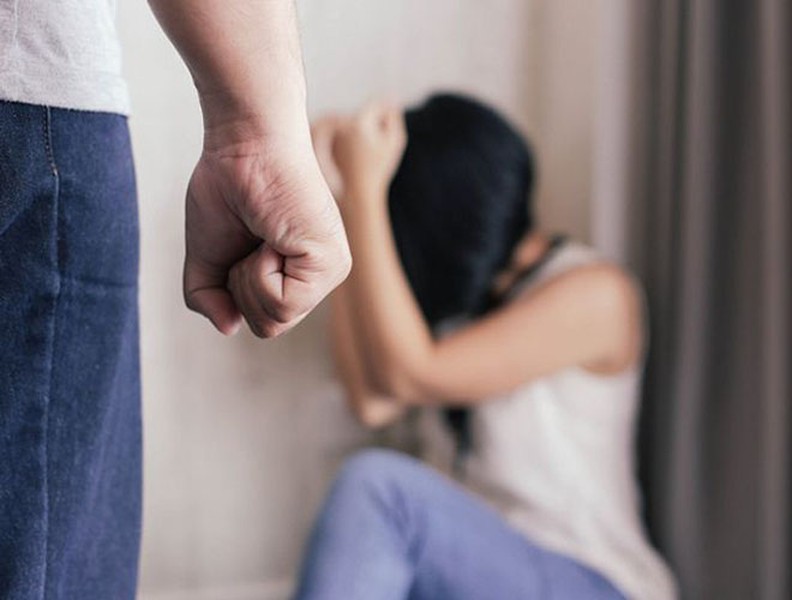 [ẢNH] Bị bạo hành gia đình: Cần ứng xử như thế nào?