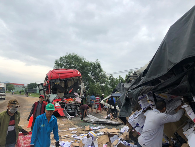 Hiện trường vụ tai nạn nghiêm trọng giữa xe khách và xe tải ở Bình Thuận