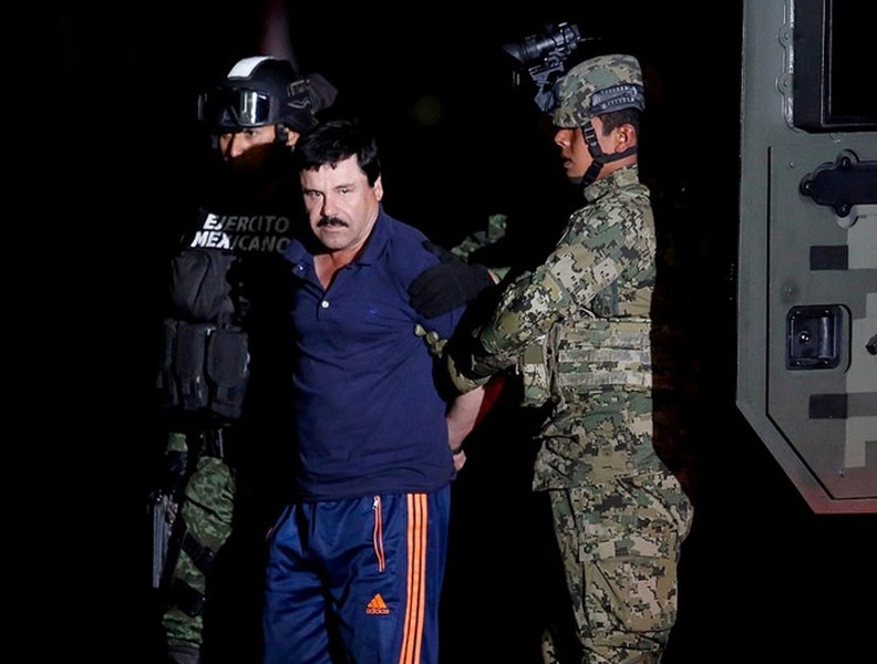 Xem cảnh sát Mỹ áp tải trùm ma túy khét tiếng El Chapo về trại biệt giam