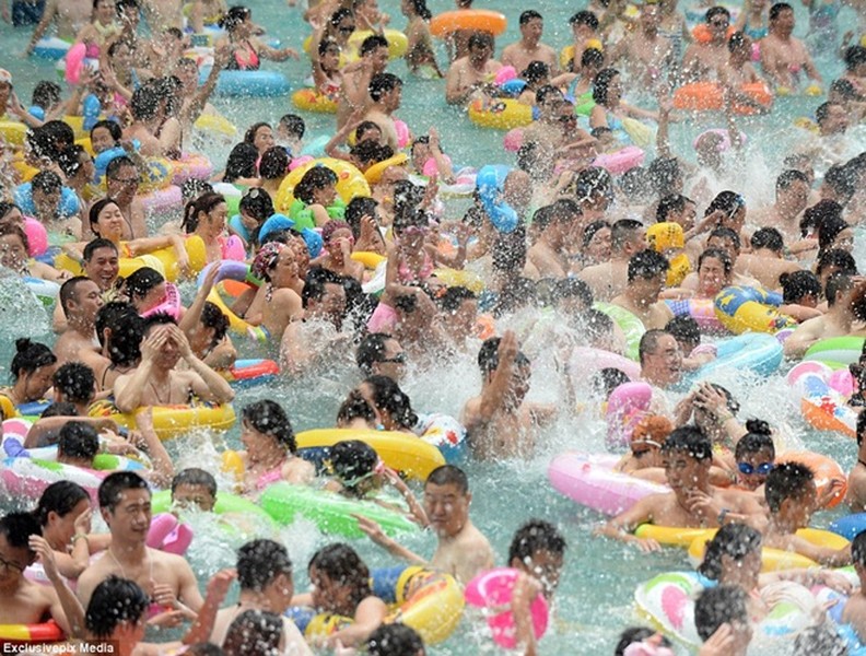 Hàng nghìn người chen nhau trong bể bơi 