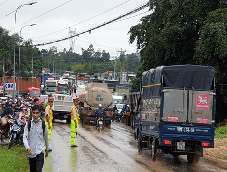 Hiện trường sạt lở nghiêm trọng ở đèo Bảo Lộc, giao thông tê liệt