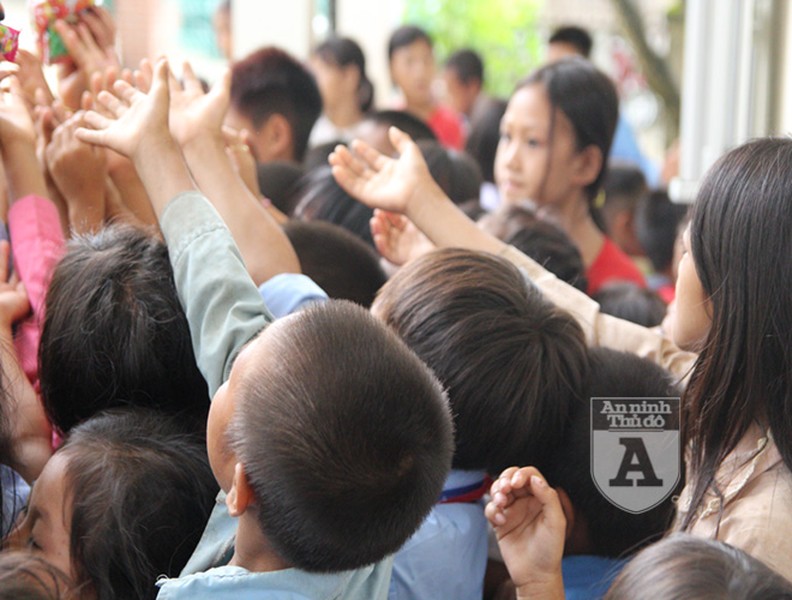 [ẢNH] Trung thu vui với những đứa trẻ nghèo dân tộc La Hủ