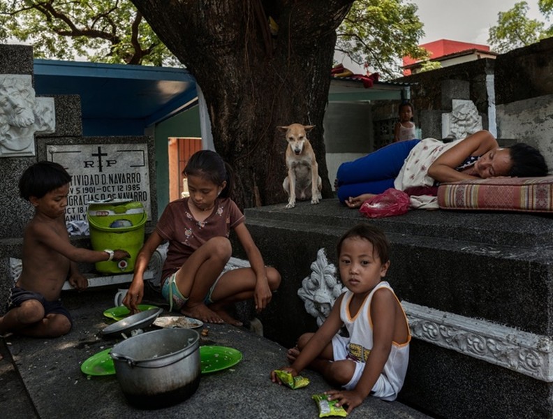Dân nghèo Philippines chen chúc 