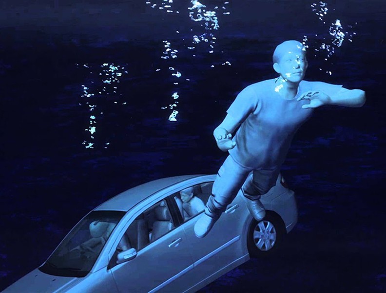 [ẢNH] Cách thoát chết trong gang tấc khi ô tô lao xuống nước