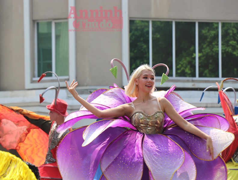 [ẢNH] Phố đi bộ Hồ Gươm tưng bừng sắc màu trong Carnival đậm chất Mỹ-Latin