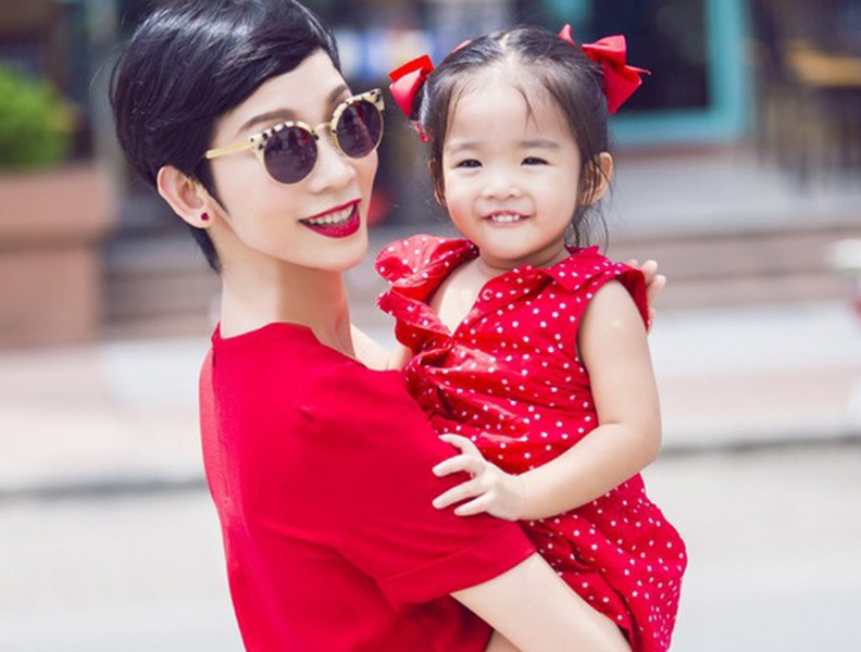 [ẢNH] Chuyện những bà mẹ đơn thân nghị lực nhất showbiz Việt