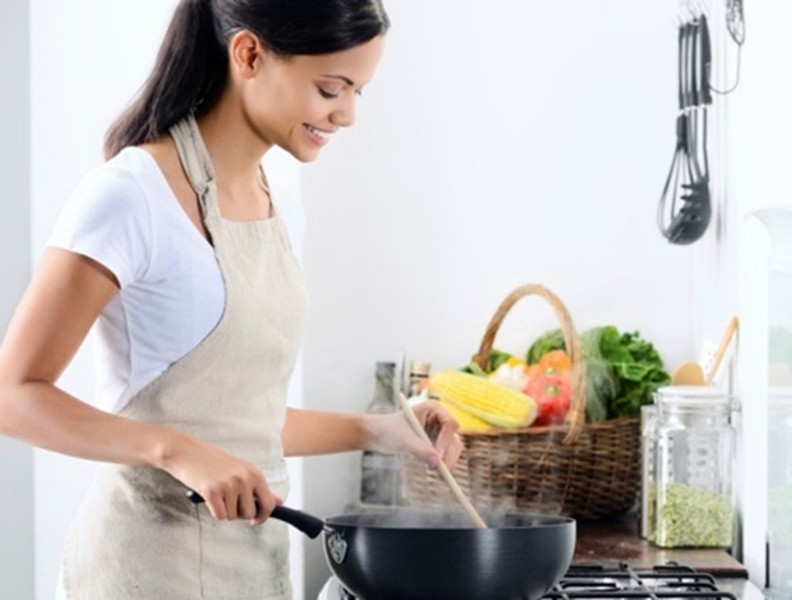 [ẢNH] Những thói quen xấu trong bếp có thể ảnh hưởng nghiêm trọng tới sức khỏe