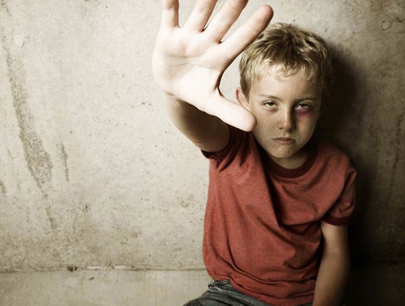 [ẢNH] Bạo hành trẻ em: Cần chế tài xử phạt thích đáng