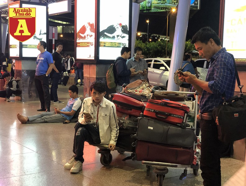 [ẢNH] Sân bay Tân Sơn Nhất vẫn đông nghịt khách trong những ngày cuối cùng của năm