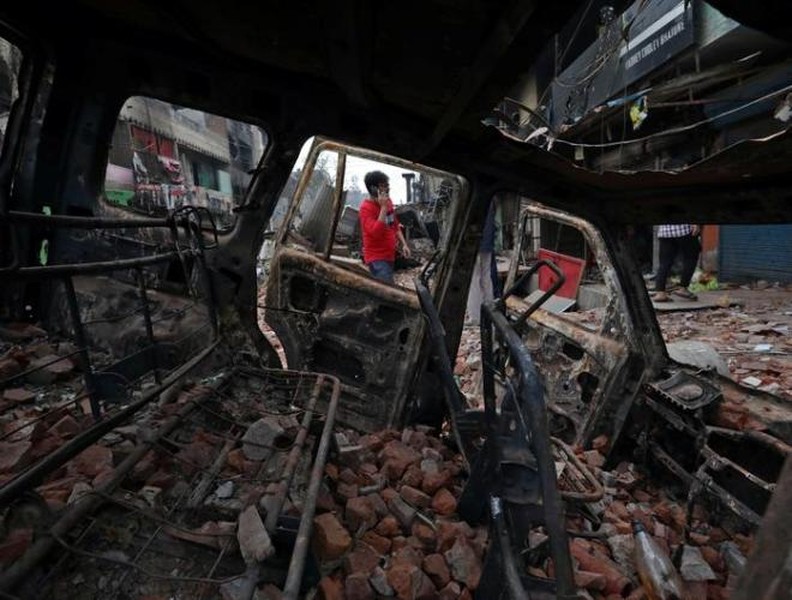 [ẢNH]: Thủ đô New Delhi bị nhấn chìm trong bạo loạn và đụng độ, hàng chục người chết