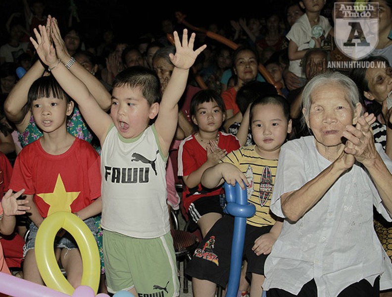 [ẢNH] Mang yêu thương đến trẻ em nghèo dưới chân cầu Long Biên trong ngày Tết thiếu nhi