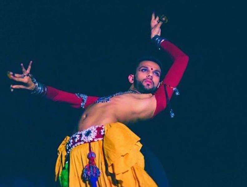 [ẢNH] Eshan Hilal: Từ chàng trai bị soi mói giới tính đến nam vũ công belly dance