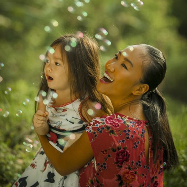 Đoan Trang và cô con gái 3 tuổi đối thoại với nhau trong MV ca nhạc