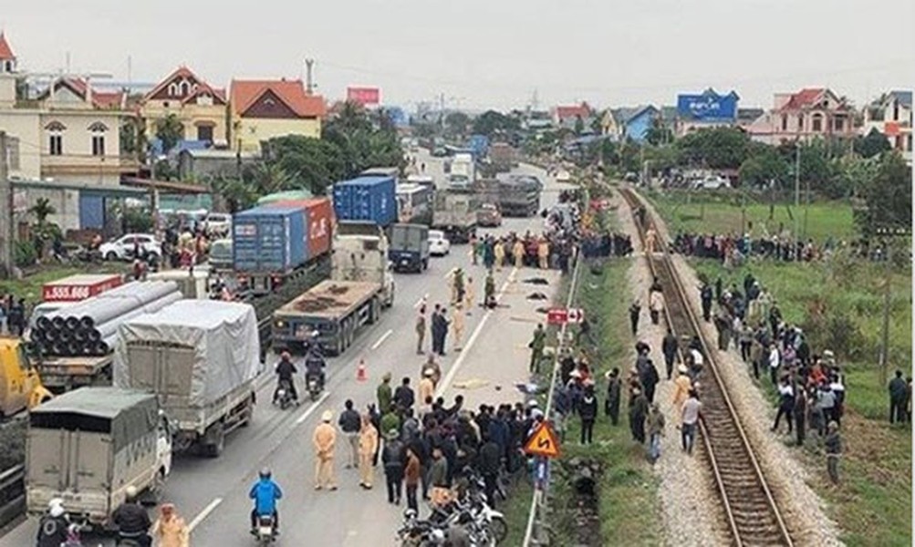 Hiện trường vụ tai nạn xe tải tông đoàn đi viếng liệt sĩ khiến 8 người tử vong ở Hải Dương