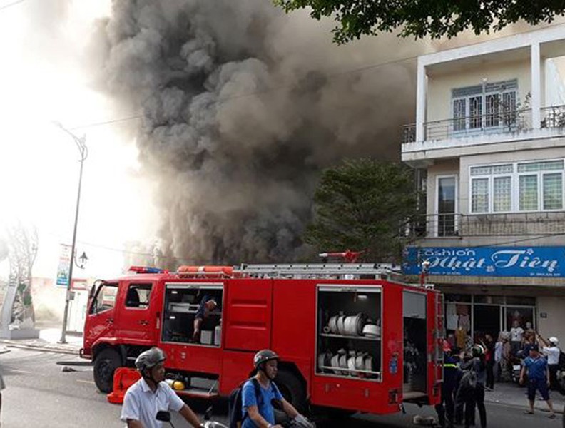 [ẢNH] Cháy lớn quán bar ở trung tâm Đà Nẵng, khói đen bốc kín trời