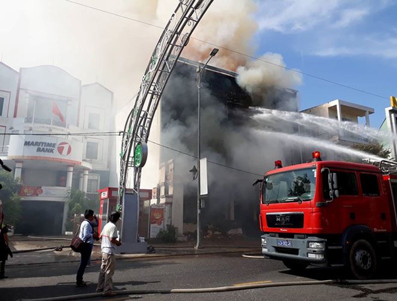 [ẢNH] Cháy lớn quán bar ở trung tâm Đà Nẵng, khói đen bốc kín trời