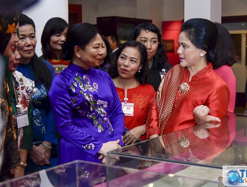Phu nhân Việt Nam và Indonesia thăm Bảo tàng Phụ nữ