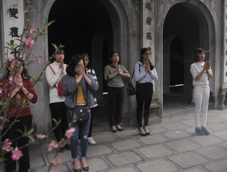 [ẢNH] Đi lễ đầu tháng: Nét đẹp trong văn hóa tâm linh người Hà Thành