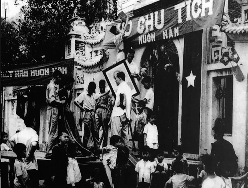 [ẢNH] Những hình ảnh quý hiếm khoảnh khắc người dân Hà Nội trong ngày đoàn quân chiến thắng tiếp quản Thủ đô