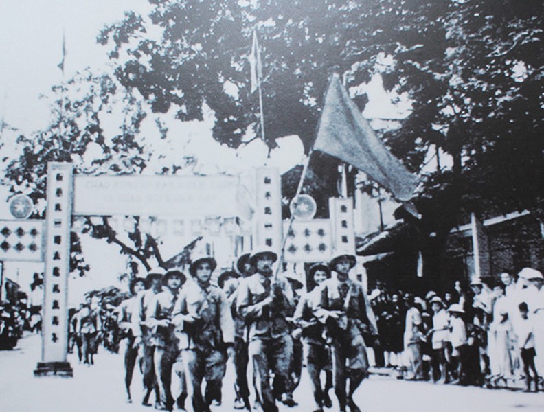 [ẢNH] Những hình ảnh quý hiếm khoảnh khắc người dân Hà Nội trong ngày đoàn quân chiến thắng tiếp quản Thủ đô