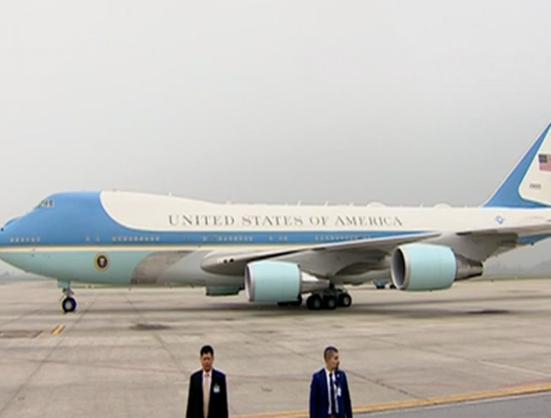 Toàn cảnh Tổng thống Mỹ Donald Trump rời cuộc họp thượng đỉnh, lên máy bay về nước