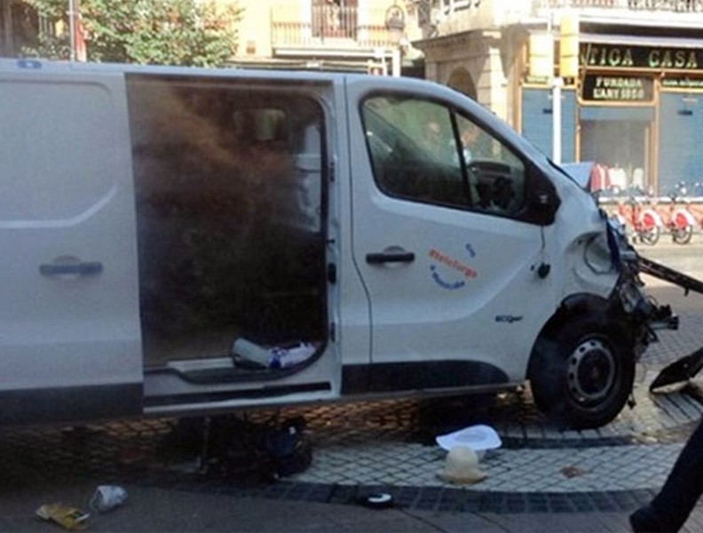 Đâm xe khủng bố kinh hoàng ở phố đi bộ Barcelona, ít nhất 93 người thương vong