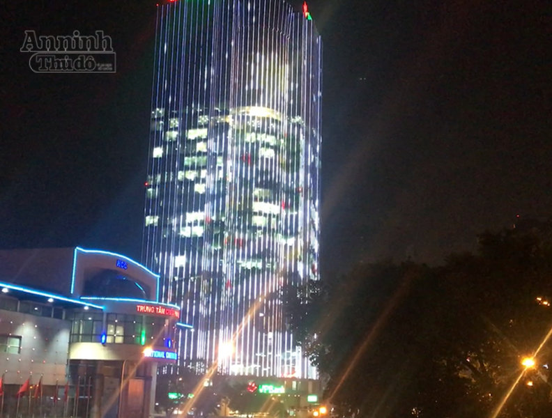 Tòa nhà màu sắc nhất Hà Nội lung linh trong đêm