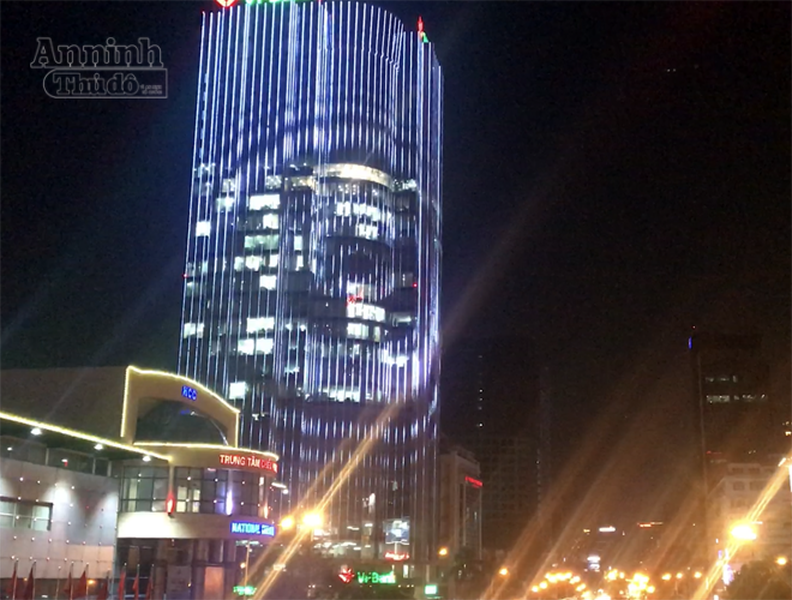 Tòa nhà màu sắc nhất Hà Nội lung linh trong đêm