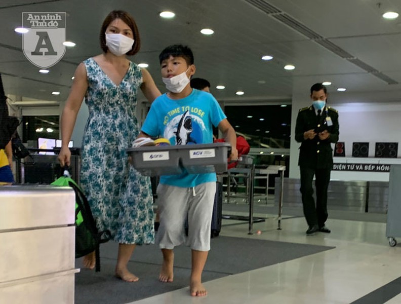 Hàng đoàn người đeo khẩu trang phòng dịch, cảnh chưa từng thấy tại sân bay Việt Nam