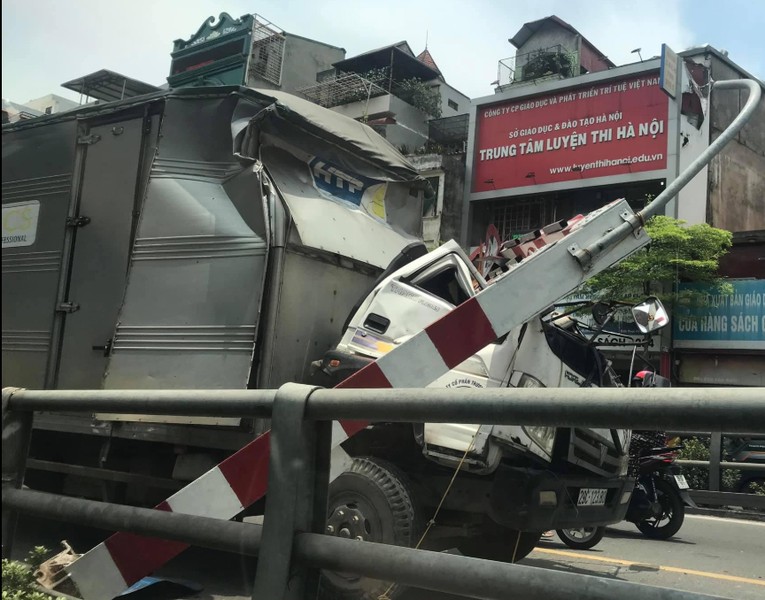 Ô tô tải 'hạ gục' thanh chắn cầu vượt Thái Hà- Tây Sơn