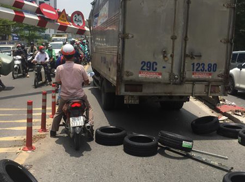 Ô tô tải 'hạ gục' thanh chắn cầu vượt Thái Hà- Tây Sơn