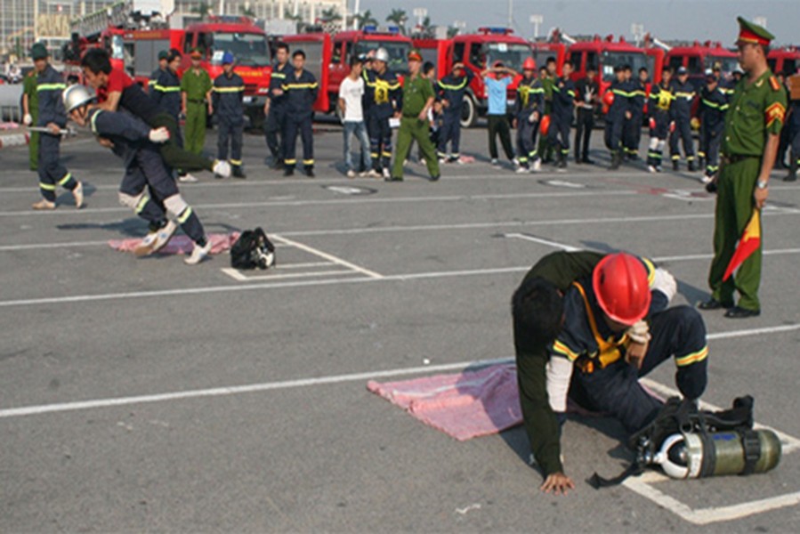 Cảnh sát phòng cháy, chữa cháy Hà Nội đua tài xử lý nhanh các tình huống cháy nổ  ​