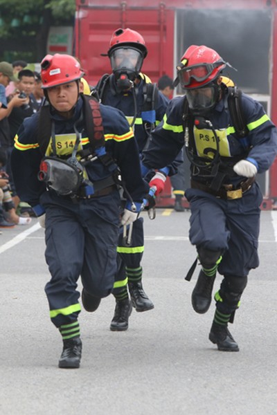 Những hình ảnh vượt tường, băng lửa của lực lượng cứu hỏa Hà Nội