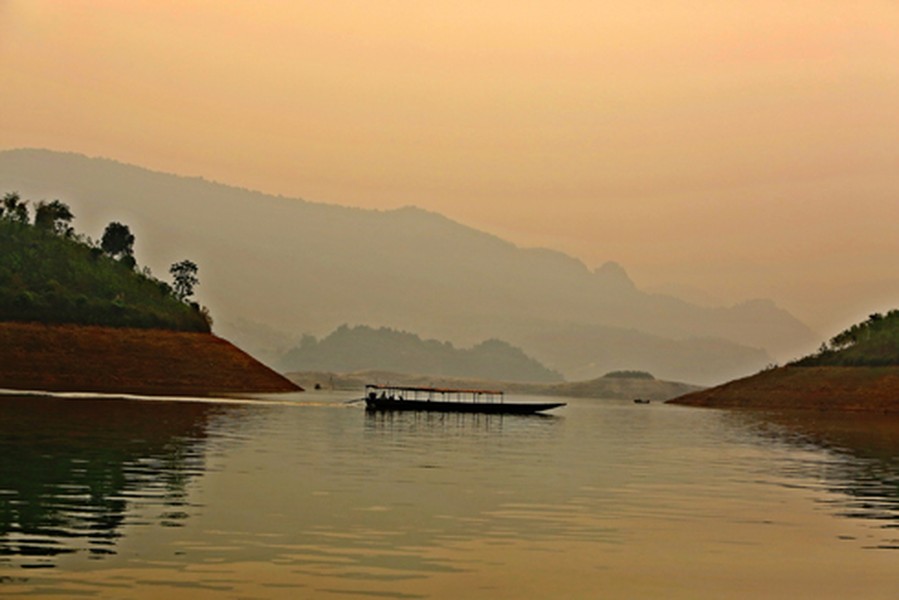 Chuyện ghi bằng ảnh ở phía dưới lòng hồ thủy điện Sơn La