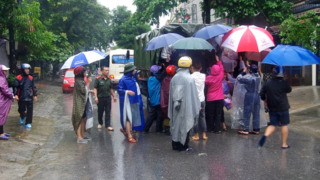 Lực lượng Công an ứng trực 24/24 hỗ trợ người dân, ứng phó mưa lũ